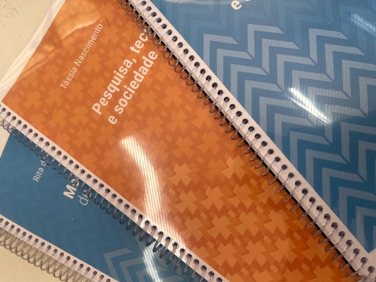 Apostilas personalizadas com acabamento e encadernação
