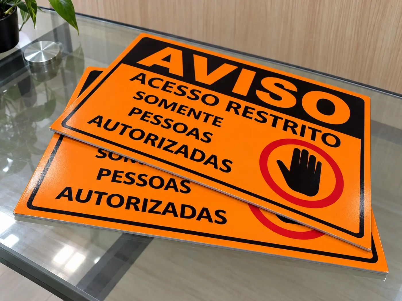 Placas personalizadas para sinalização e aviso
