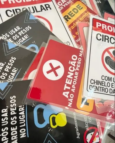 Placas de sinalização impressas e plastificadas
